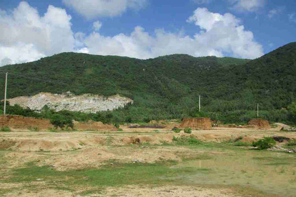 Bình Định: Vụ khai thác đất trái phép tại chân Núi Bà, Chủ tịch tỉnh chỉ đạo xử lý vi phạm đối với Công ty TNHH Bất động sản Thành Châu.