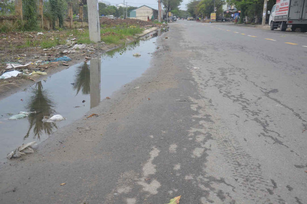 Đà Nẵng: Dân tố nhà thầu thi công hệ thống thu gom nước thải gây sụt lún đường