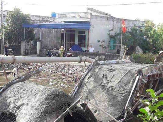 Nam Định: Dân góp tiền xây cầu, vừa đổ bê tông xong thì... cầu sập