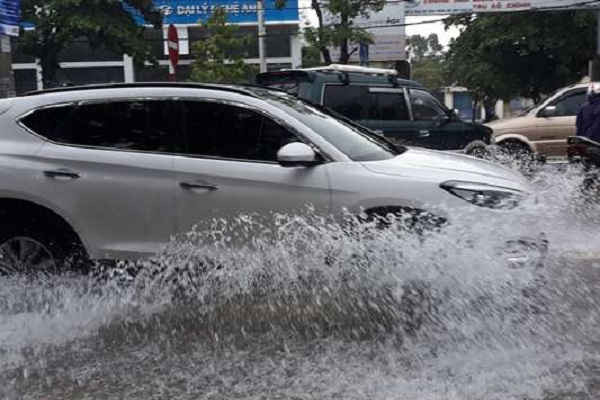 Nghệ An: Mưa lớn kéo dài, nhiều tuyến đường TP Vinh ngập sâu