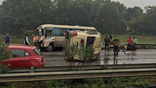 2 xe khách tông nhau trên Cao tốc Nội Bài-Lào Cai, nhiều người bị thương