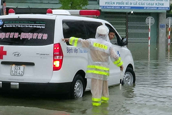 Công an tỉnh Quảng Nam huy động hơn 550 cán bộ chiến sĩ giúp đỡ nhân dân trong mưa lũ
