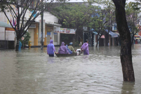 Quảng Nam: Hàng trăm nhà dân chìm trong biển nước, 1 người mất tích