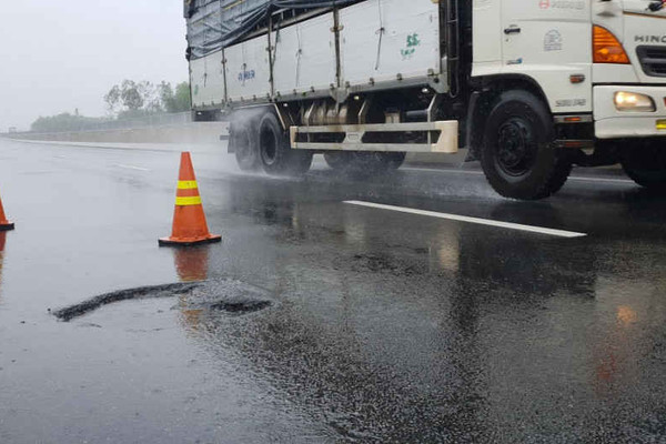 Cao tốc Đà Nẵng - Quảng Ngãi: "Bệnh cũ tái phát" sau 2 ngày dầm mưa