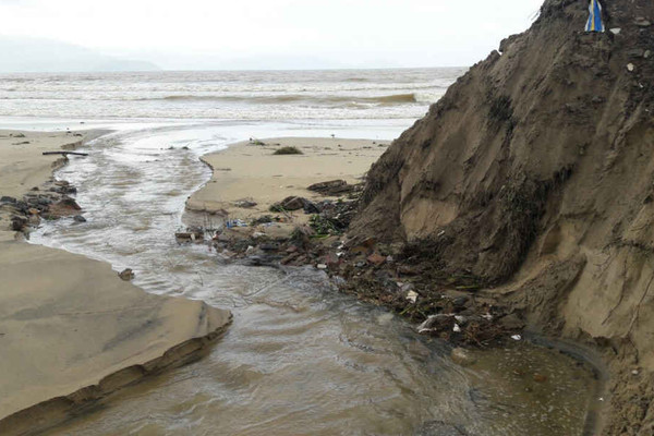 Đà Nẵng: Sạt lở, rác tiếp tục “tấn công” bờ biển Đà Nẵng