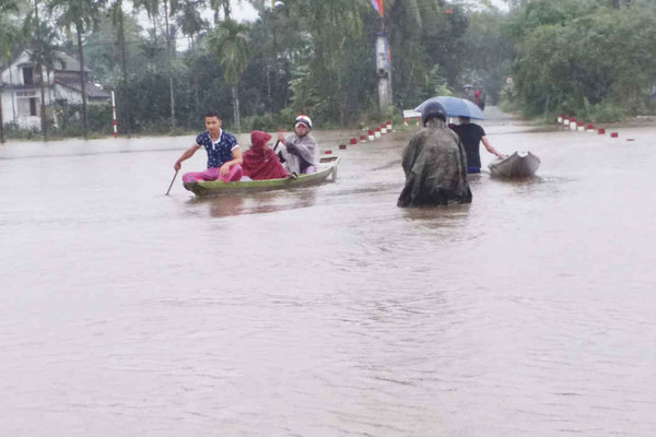 Thừa Thiên Huế: Nước lũ chia cắt, dân di chuyển bằng thuyền