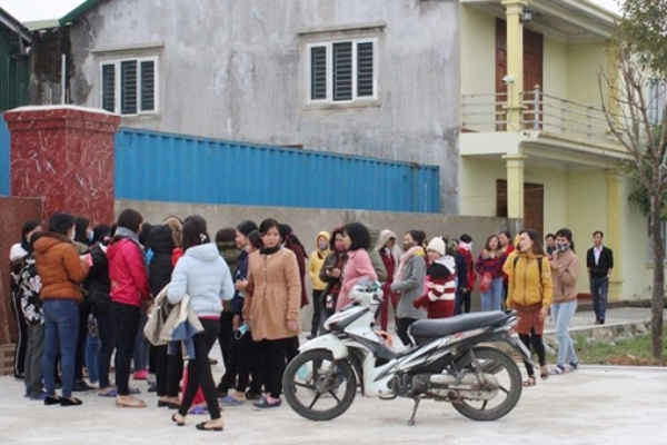 Hà Tĩnh: Chậm trả lương, hàng trăm công nhân nghỉ việc “vây” công ty