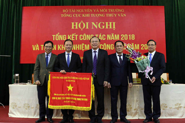 Tổng cục Khí tượng Thuỷ văn nhận cờ thi đua của Thủ tướng Chính phủ