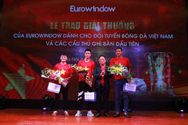 Eurowindow trao thưởng 3,2 tỷ đồng tiền mặt cho đội tuyển Việt Nam