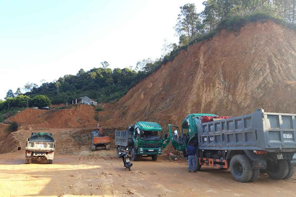 Cao Lộc - Lạng Sơn: Ngang nhiên khai thác đất trái phép ngay cạnh Quốc lộ 1A