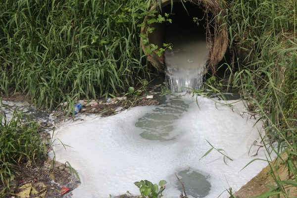 Bắt quả tang cơ sở giặt mài xả nước bẩn ra hệ thống sông Bắc Hưng Hải