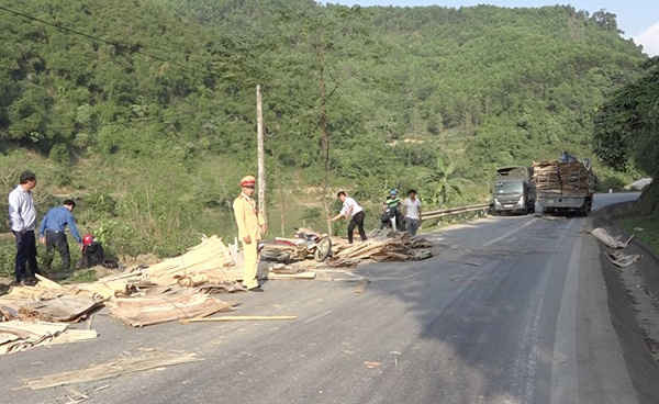 Lào Cai: Xe tải chở ván ép không che đậy gây tai nạn nghiêm trọng