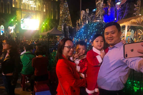 Hà Nội: Hàng ngàn người nô nức vui đón Giáng sinh