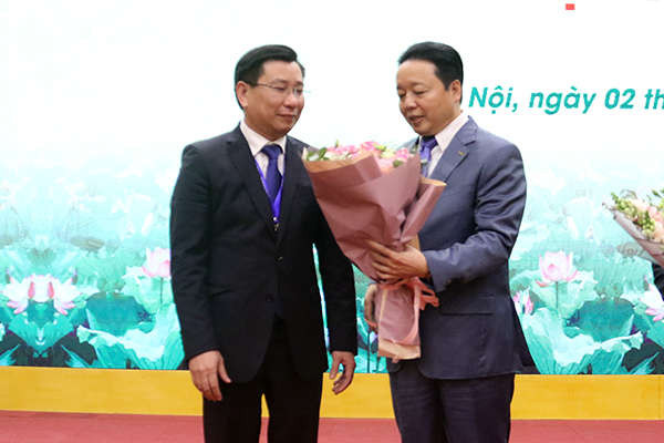 Bộ trưởng Trần Hồng Hà chúc mừng tân Hiệu trưởng trường Đại học Tài nguyên và Môi trường Hà Nội