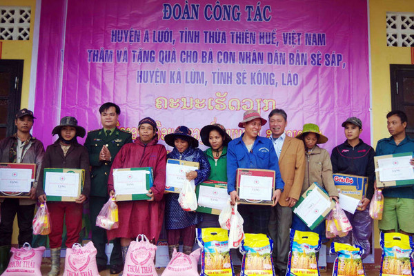 Huế: Tặng quà, khám chữa bệnh… cho người dân biên giới nước bạn Lào