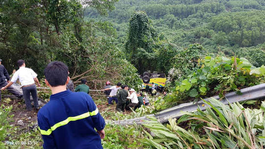 Xe khách rơi xuống vực trên đèo Hải Vân, hơn 20 giáo viên và sinh viên bị thương