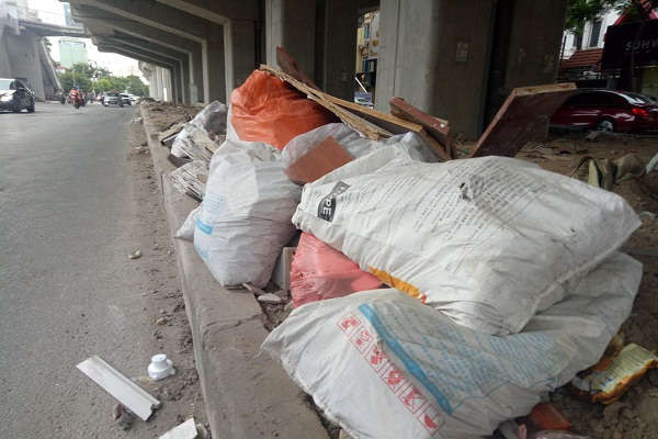 Hà Nội: Xử lý tình trạng tập kết, đốt rác thải chân cầu đường sắt Cát Linh - Hà Đông