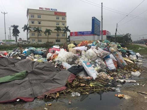Hà Tĩnh: Rác thải chất đống trên đường xuống di tích quốc gia đền Bà Hải