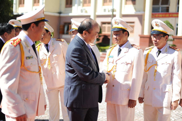 Thủ tướng Nguyễn Xuân Phúc chúc Tết cán bộ, chiến sĩ Công an tỉnh Đắk Nông