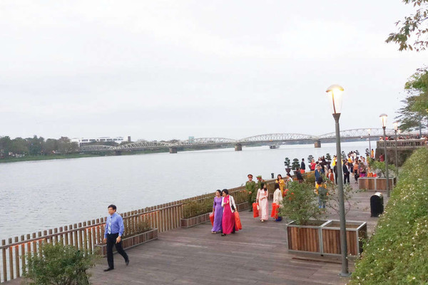 Huế: Cây cầu gỗ lim tiền tỷ trên sông Hương chính thức hoạt động