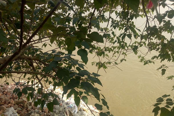 Phế thải “bức tử” sông Hồng: Có hay không việc buông lỏng quản lý của đơn vị Cảng Hà Nội?
