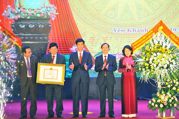 Phó Chủ tịch nước Đặng Thị Ngọc Thịnh trao bằng công nhận huyện Yên Khánh (Ninh Bình) đạt chuẩn nông thôn mới