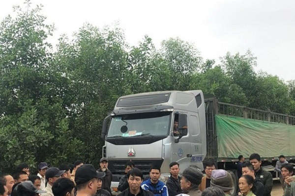 Thanh Hóa: Dân tiếp tục chặn xe vào nhà máy luyện kim loại Nam Việt vì nghi chở hóa chất độc hại