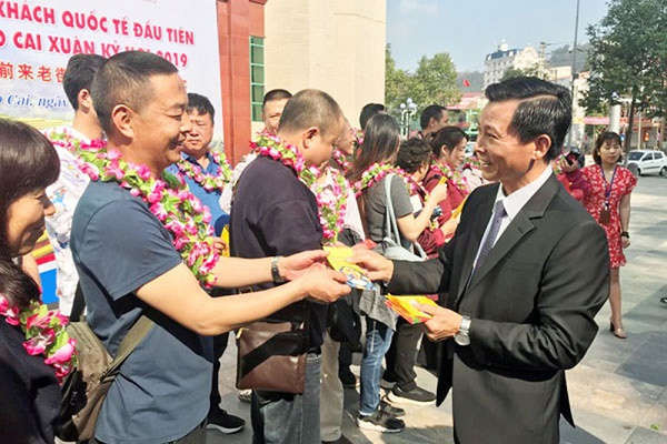 Đón du khách đầu tiên xông đất tại cửa khẩu quốc tế Lào Cai