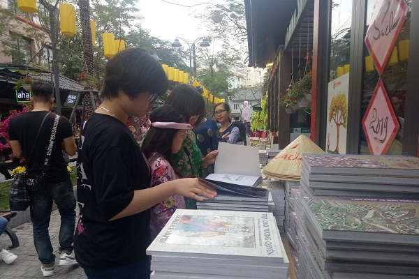 Người dân Thủ đô nô nức tham dự Lễ hội phố sách Xuân Kỷ Hợi