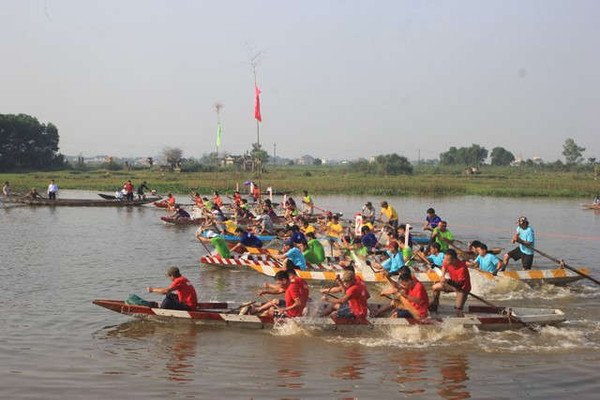 Quảng Trị: Hàng ngàn người háo hức cổ vũ lễ hội đua thuyền truyền thống đầu xuân mới