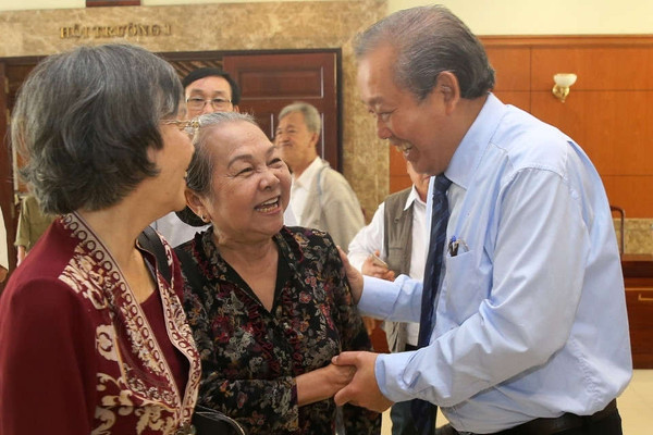 Phó Thủ tướng Thường trực Chính phủ Trương Hoà Bình gặp mặt các chiến sĩ cách mạng bị địch bắt tù đày