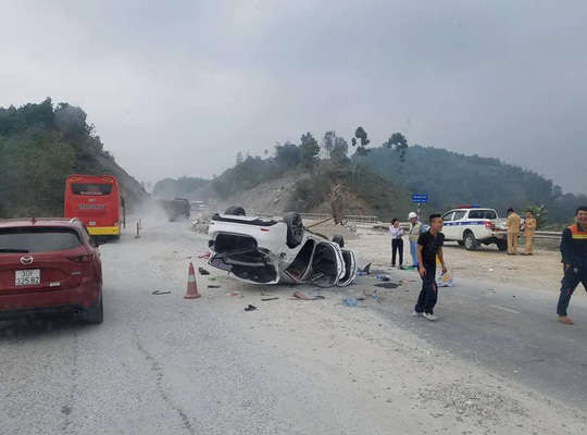 Cao tốc Nội Bài - Lào Cai: Xe Mazda 6 lật ngửa, 3 người bị thương