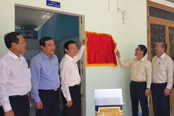 Nguyên Chủ tịch nước Trương Tấn Sang trao 152 máy lọc nước cho học sinh ở Quảng Nam