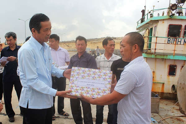 Quảng Bình: Chủ tịch tỉnh thăm hỏi, tặng quà ngư dân đầu năm mới