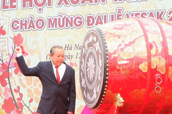 Phó Thủ tướng Trương Hòa Bình đánh trống khai hội Chùa Tam Chúc xuân Kỷ Hợi