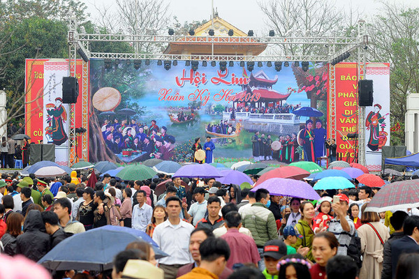 Biển người đội mưa đi Lễ hội vùng Lim
