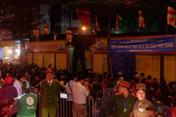 Hà Nội: Tắc đường vì biển người ngồi khấn vái trước chùa Phúc Khánh