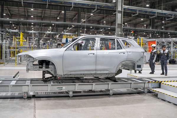VinFast hoàn thành sản xuất than vỏ xe Lux SUV đầu tiên