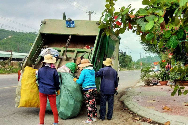 Bình Định: Nỗ lực thu gom rác thải sau Tết