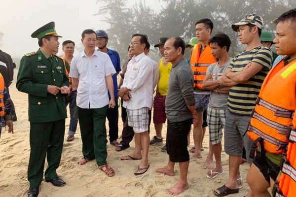 Giải cứu 4 thuyền viên gặp nạn trên vùng biển Thừa Thiên Huế
