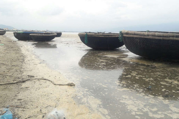 Nước thải lại chảy ra bờ biển Đà Nẵng