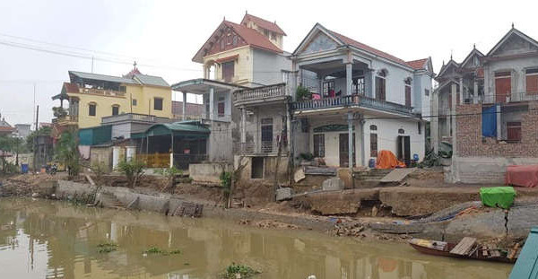 Gia Viễn (Ninh Bình): Đường sụt lún xuống sông, nhiều hộ dân sơ tán khẩn cấp