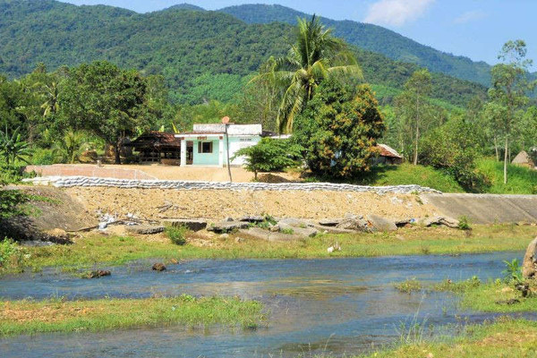 Phù Cát (Bình Định): Bờ sông La Tinh sạt lở nghiêm trọng
