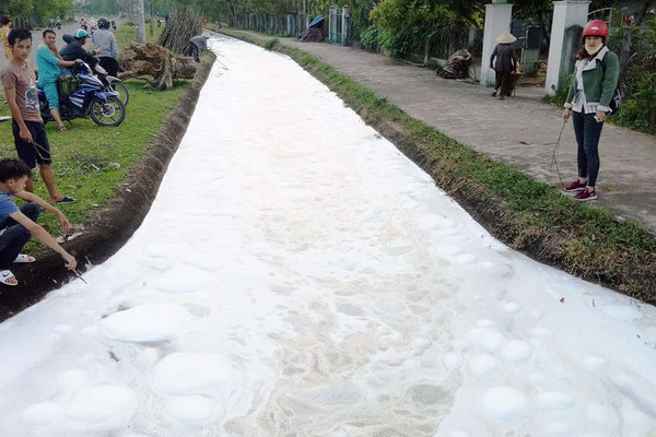 Kênh nổi bọt trắng xóa ở Quảng Nam: Lo lắng nguồn nước bị ô nhiễm, dân không dám sử dụng