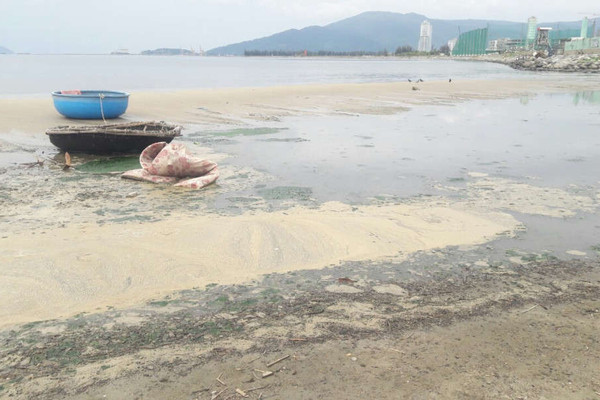 Đà Nẵng: Nước thải tràn ra biển có thể do các lò bún xả thải
