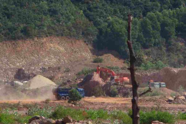 Bình Định: Đoàn xe ùn ùn kéo về núi Bà Hỏa khai thác, vận chuyển đất