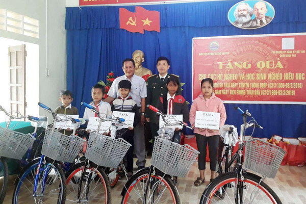Thừa Thiên Huế: Tặng quà cho người nghèo và học sinh vùng biên giới