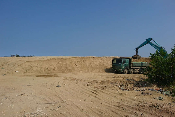 Bất chấp Chỉ thị của UBND TP. Đà Nẵng, bãi cát khủng vẫn ngang nhiên tồn tại