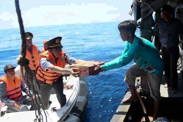 Tàu Kiểm ngư cứu tàu cá ngư dân hỏng máy ra khỏi vùng biển chồng lấn giữa Việt Nam và Indonesia