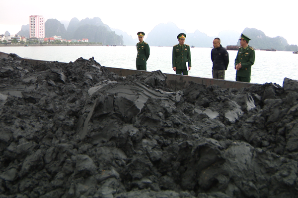 Quảng Ninh: Bắt giữ  tàu vận chuyển 900 tấn than bùn không rõ nguồn gốc